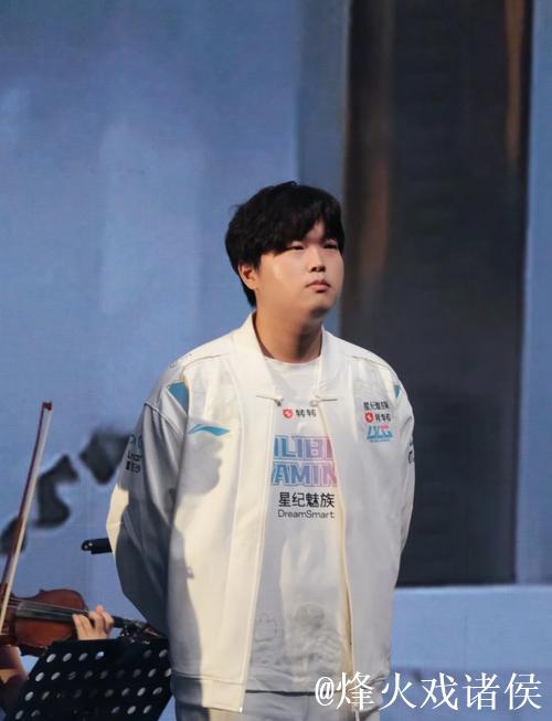 WBG分享Elk德杯幕后花絮:Bin这身搭配太帅了 WBG分享Elk德杯幕后花絮:Bin这身搭配太帅了