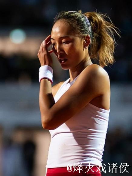 郑钦文巧妙换拍应对高芙发球,赛场上演趣味瞬间 郑钦文巧妙换拍应对高芙发球,赛场上演趣味瞬间