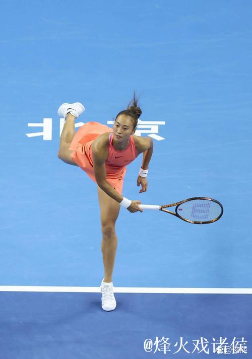 郑钦文巧妙换拍应对高芙发球,赛场上演趣味瞬间 郑钦文巧妙换拍应对高芙发球,赛场上演趣味瞬间