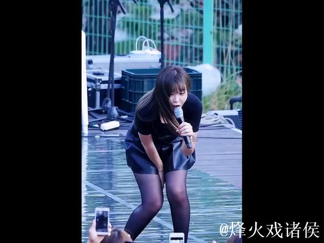 技术女神与粉丝互动的精彩瞬间